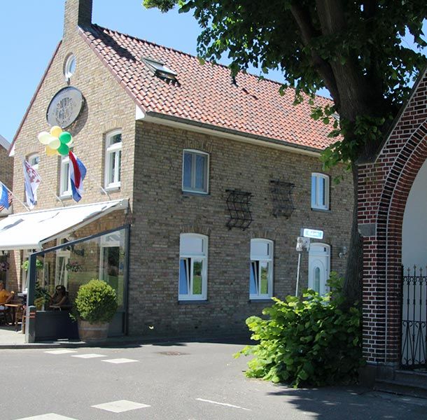 Sinds 1897 naast het kapelletje tussen de oude bomen