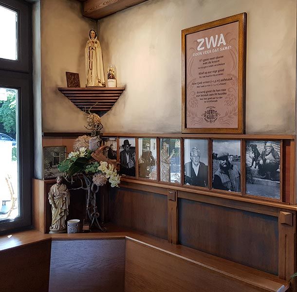 Een voorrecht om hier te zitten...tussen heiligen en markante stamgasten aan de muur