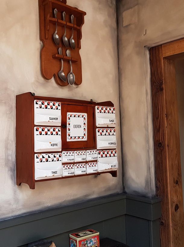 sfeer van een authentiek bruin café 